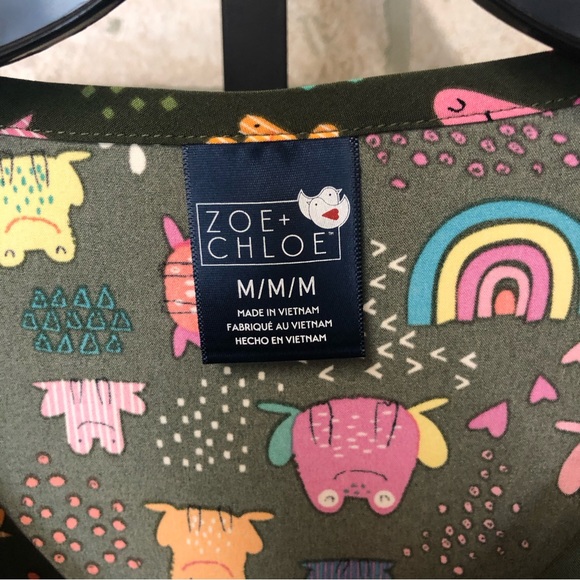 NWT Zoe + Chloe Army Green Frog and Rainbow pattern short sleeve scrub top - Picture 5 of 15
